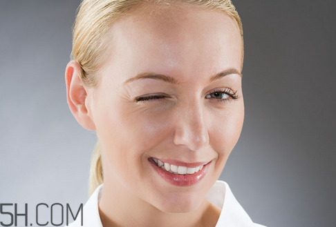 去皺眼霜哪個牌子好？眼霜和眼部精華液的用法順序