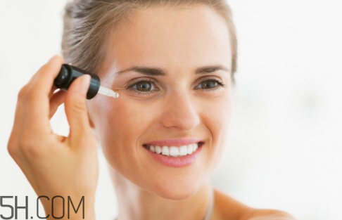 去皺眼霜哪個牌子好？眼霜和眼部精華液的用法順序