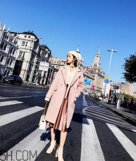 粉色大衣配什么顏色包包？粉色大衣搭配什么包？