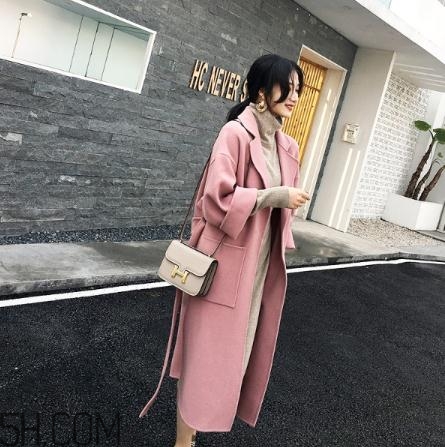 粉色大衣配什么顏色包包？粉色大衣搭配什么包？