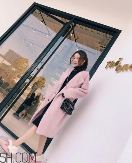 粉色大衣配什么顏色包包？粉色大衣搭配什么包？