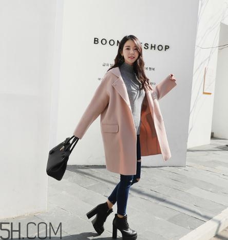 粉色大衣配什么顏色包包？粉色大衣搭配什么包？