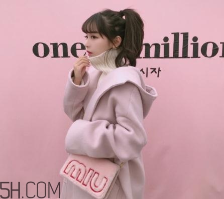 粉色大衣配什么顏色包包？粉色大衣搭配什么包？