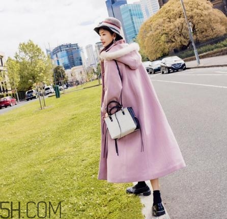 粉色大衣配什么顏色包包？粉色大衣搭配什么包？