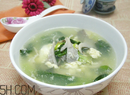 平菇可以和雞蛋一起做湯嗎？平菇和木耳能一起吃嗎？