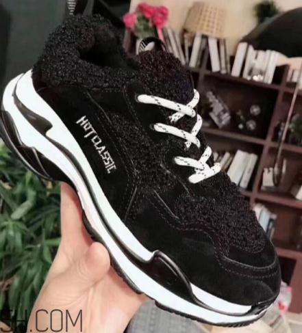 翻毛運(yùn)動(dòng)鞋怎么清洗？翻毛運(yùn)動(dòng)鞋能用水洗嗎？