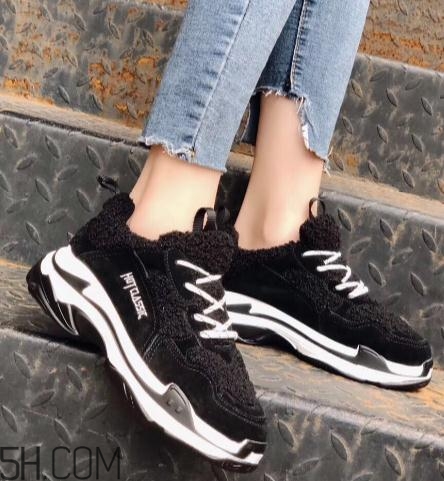 翻毛運(yùn)動(dòng)鞋怎么清洗？翻毛運(yùn)動(dòng)鞋能用水洗嗎？