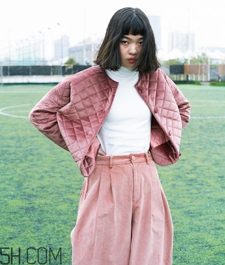 粉色褲子配什么上衣？將時尚與溫暖兼具的搭配
