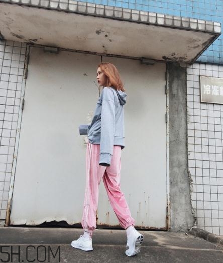 粉色褲子配什么上衣？將時尚與溫暖兼具的搭配