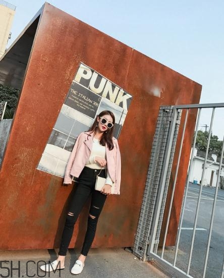 粉色皮衣怎么搭配好看？甜美機(jī)車(chē)少女風(fēng)