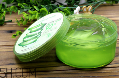 蘆薈膠用在臉上為什么會(huì)有刺痛感？防止用蘆薈膠后皮膚刺痛的方法