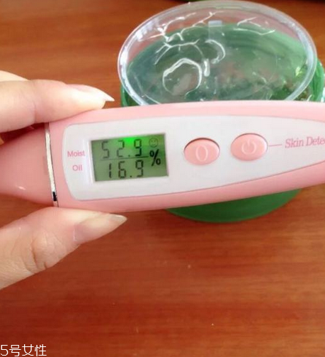 得鮮蘆薈膠含酒精嗎？蘆薈膠當(dāng)睡眠面膜的作用