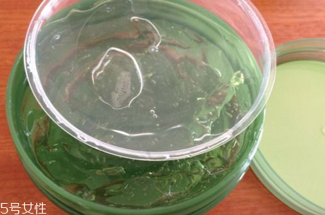 得鮮蘆薈膠含酒精嗎？蘆薈膠當(dāng)睡眠面膜的作用