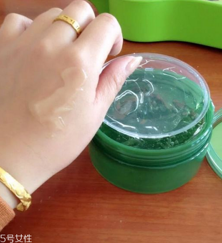 得鮮蘆薈膠含酒精嗎？蘆薈膠當(dāng)睡眠面膜的作用