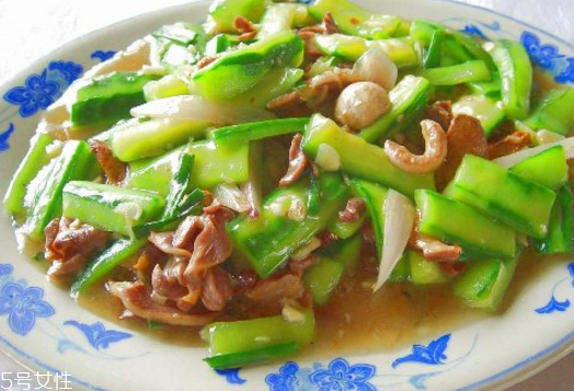 絲瓜的土腥味怎么去除？絲瓜切后不變色小技巧