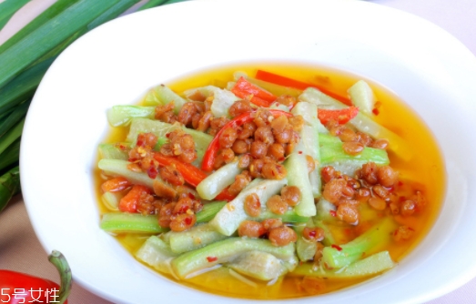 絲瓜的土腥味怎么去除？絲瓜切后不變色小技巧