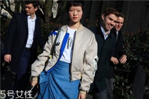 飛行員夾克里面穿什么？溫暖時尚兩不誤