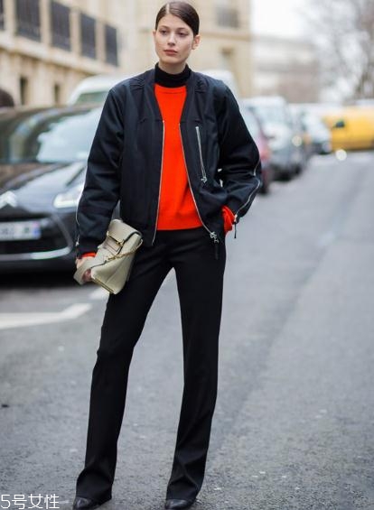 飛行員夾克里面穿什么？溫暖時尚兩不誤