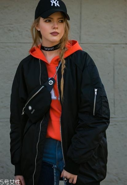 飛行員夾克里面穿什么？溫暖時尚兩不誤