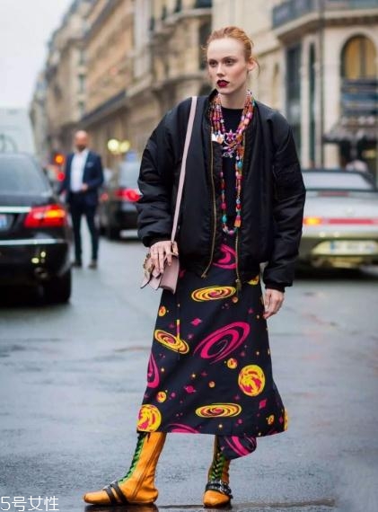 飛行員夾克里面穿什么？溫暖時尚兩不誤