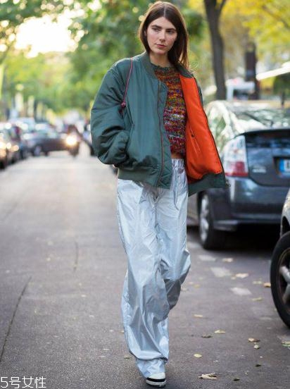 飛行員夾克里面穿什么？溫暖時尚兩不誤