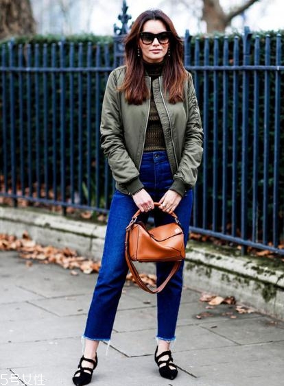 飛行員夾克里面穿什么？溫暖時尚兩不誤