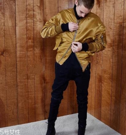 飛行員夾克里面穿什么？溫暖時尚兩不誤