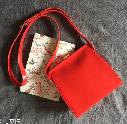 露露guinness什么檔次？這款紅唇包再不買就out了