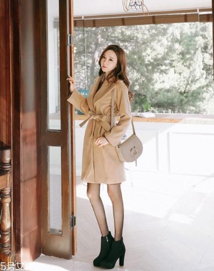 卡其色大衣配什么包包？這樣搭配高貴優(yōu)雅