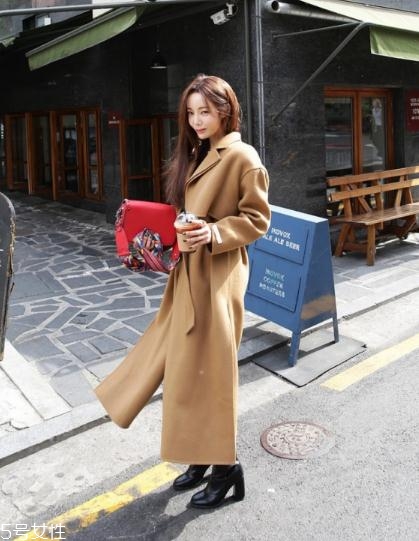 卡其色大衣配什么包包？這樣搭配高貴優(yōu)雅