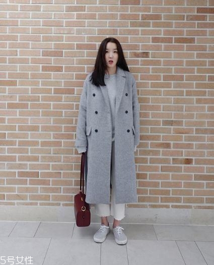 灰色大衣配什么顏色包包？這樣搭配穿出高級(jí)感