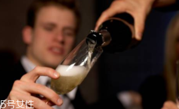 喝酒都會(huì)導(dǎo)致哪些癌癥？消化道最先遭殃