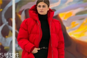 大紅色外套配什么顏色打底衫？四款顏色搭配照亮冬季