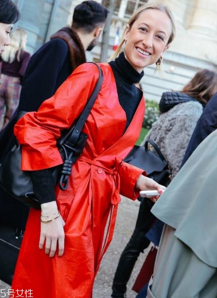 大紅色外套配什么顏色打底衫？四款顏色搭配照亮冬季