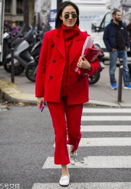 大紅色外套配什么顏色打底衫？四款顏色搭配照亮冬季