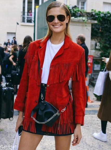 大紅色外套配什么顏色打底衫？四款顏色搭配照亮冬季