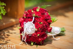 2018情人節(jié)玫瑰花多少錢一朵 玫瑰花的愛情寓意 2018情人節(jié)玫瑰花多少錢一朵 玫瑰花的愛情寓意