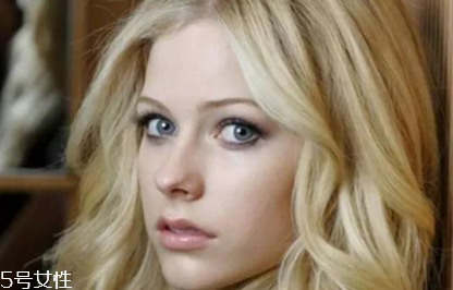 2018奶茶妝怎么畫(huà)？偽素顏撩漢妝容畫(huà)法