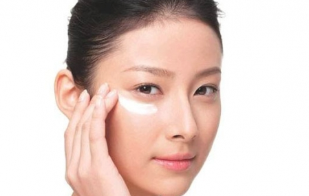 香奈兒山茶花眼霜好用嗎？香奈兒眼霜使用方法