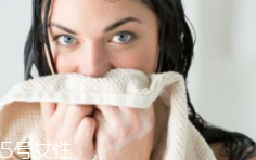 洗臉有白皮怎么回事？洗面奶太強(qiáng)勁