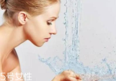 洗臉有白皮怎么回事？洗面奶太強(qiáng)勁