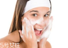 洗臉有白皮怎么回事？洗面奶太強(qiáng)勁