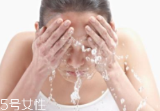 洗臉有白皮怎么回事？洗面奶太強(qiáng)勁