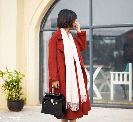 大紅色大衣配什么顏色圍巾好看？六種搭配溫暖冬季