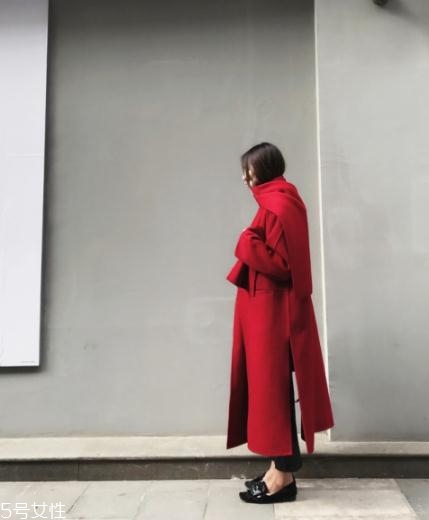 大紅色大衣配什么顏色圍巾好看？六種搭配溫暖冬季