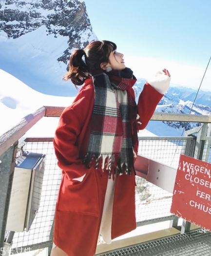 大紅色大衣配什么顏色圍巾好看？六種搭配溫暖冬季