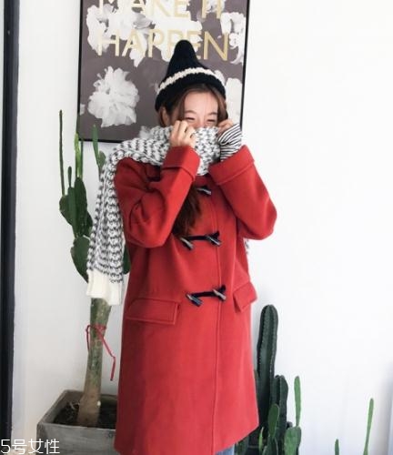 大紅色大衣配什么顏色圍巾好看？六種搭配溫暖冬季