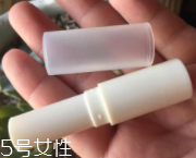 潤(rùn)唇膏要怎么清潔？用前刮掉一層