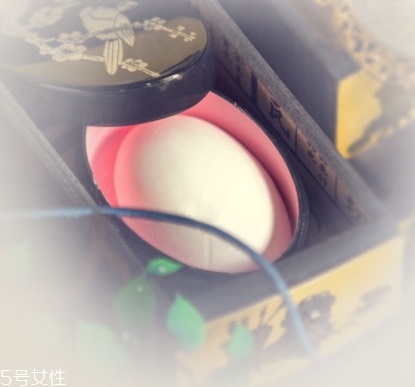 散粉和蜜粉的區(qū)別 概念上有所重合 散粉和蜜粉的區(qū)別 概念上有所重合