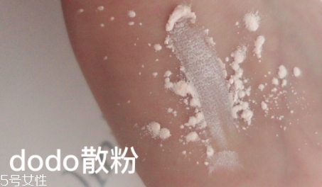 散粉可以直接涂臉上嗎？不建議直接用
